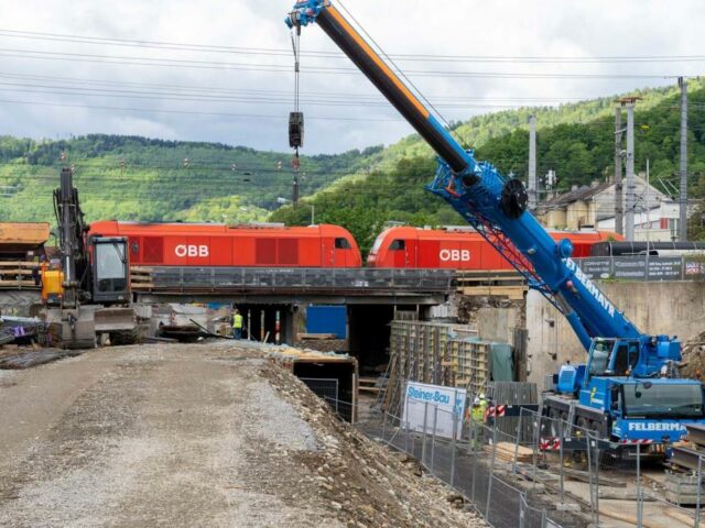 Aufwendiger Bau an Bahnstrecke in Graz: Erster Teil wird betoniert